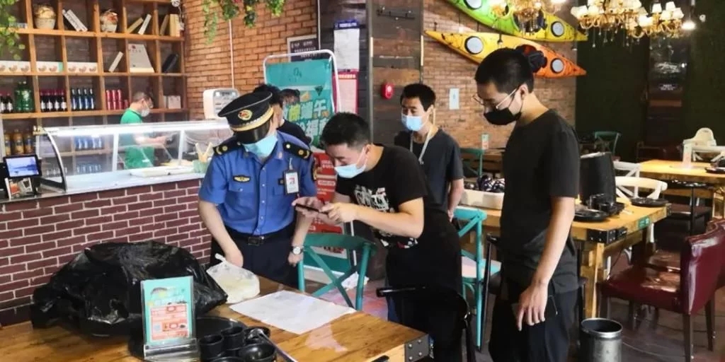 祭城路街道办事处开展餐饮业油烟治理排查行动