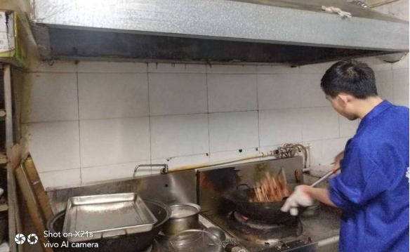 长安城管郭杜中队加强餐饮油烟细致排查
