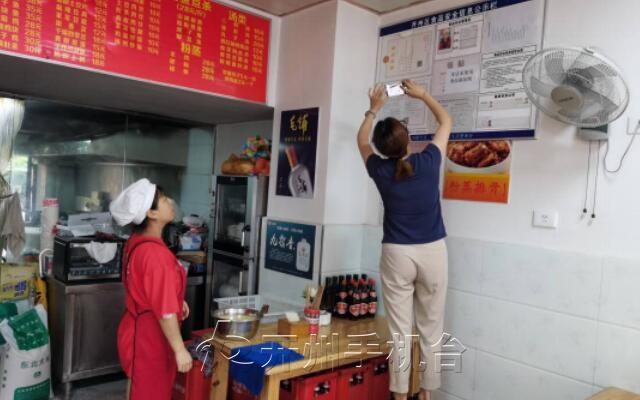 文峰社区排查辖区餐饮业油烟净化设施运行台账