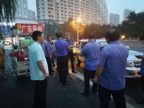 洛龙区多部门联动专项整治烧烤油烟排放