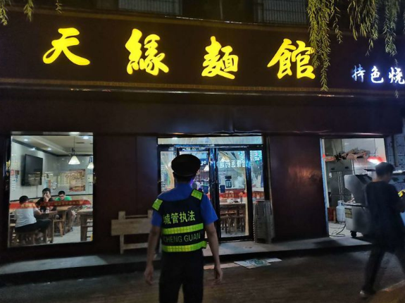 长安城管执法韦曲中队开展餐饮单位日常检查