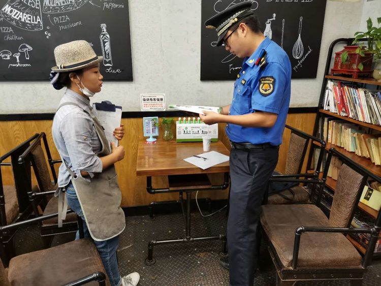 长安城管执法直属三中队开展南长安街餐饮单位日常检查