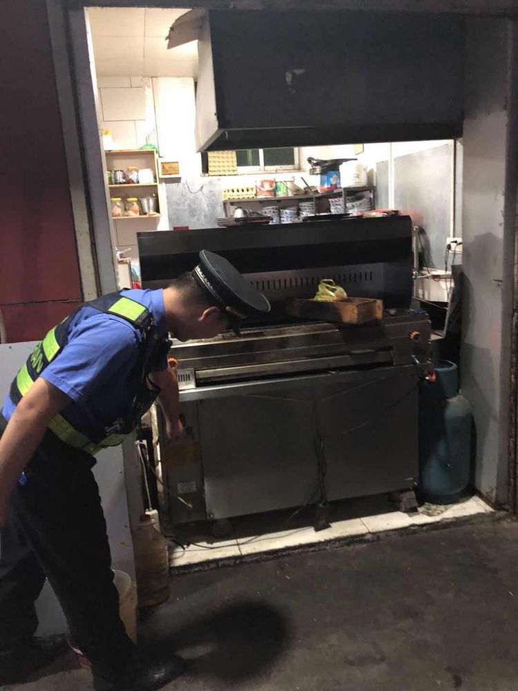 长安城管执法韦曲中队开展辖区13条街8家餐饮单位日常检查
