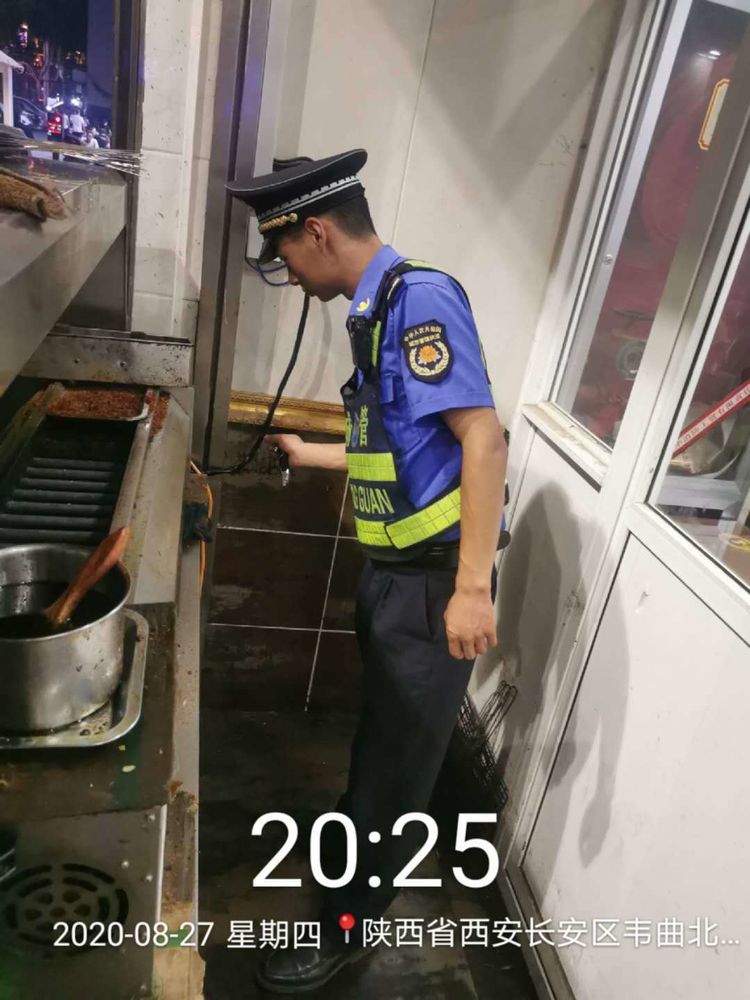 长安城管执法韦曲中队开展辖区餐饮单位日常检查