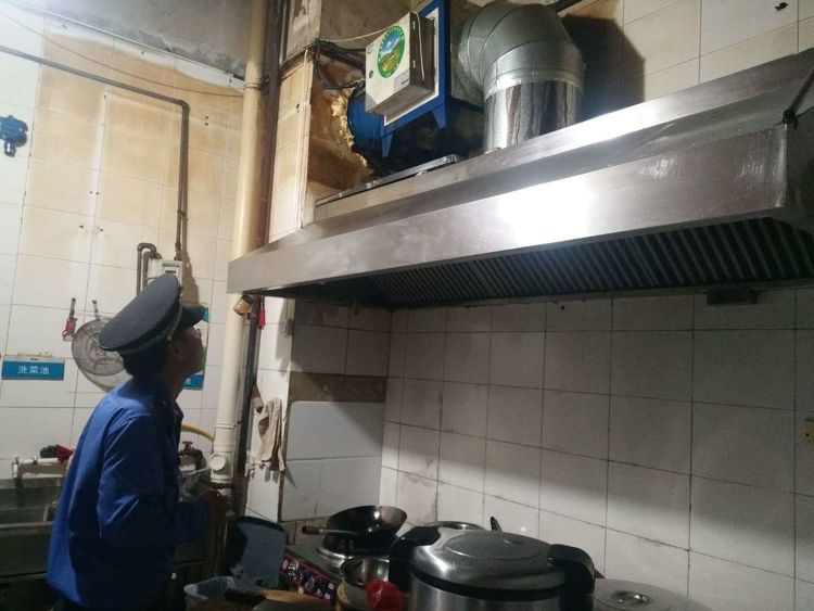 长安城管执法直属三中队开展府东二路3家餐饮单位日常检查