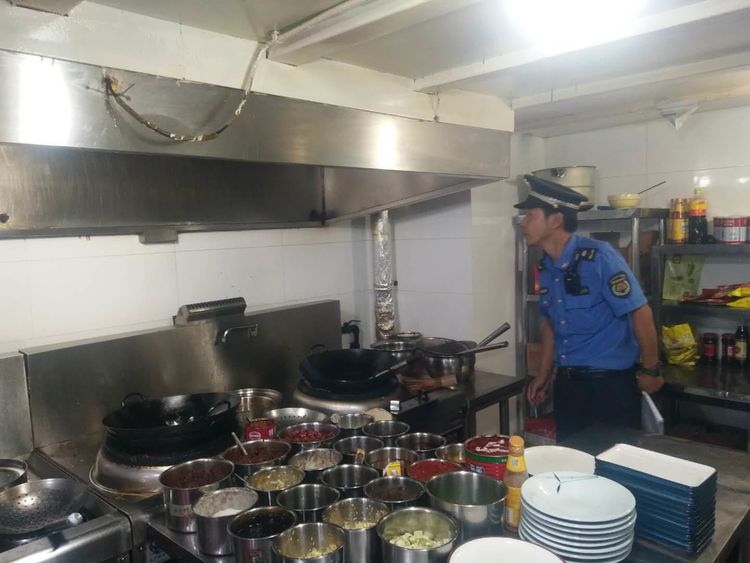 长安城管执法直属三中队开展辖区3条街道10家餐饮单位日常检查