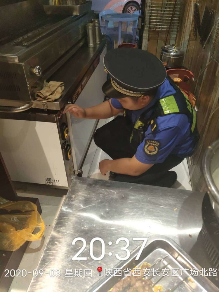 长安城管执法韦曲中队开展辖区13条街5家餐饮单位日常检查