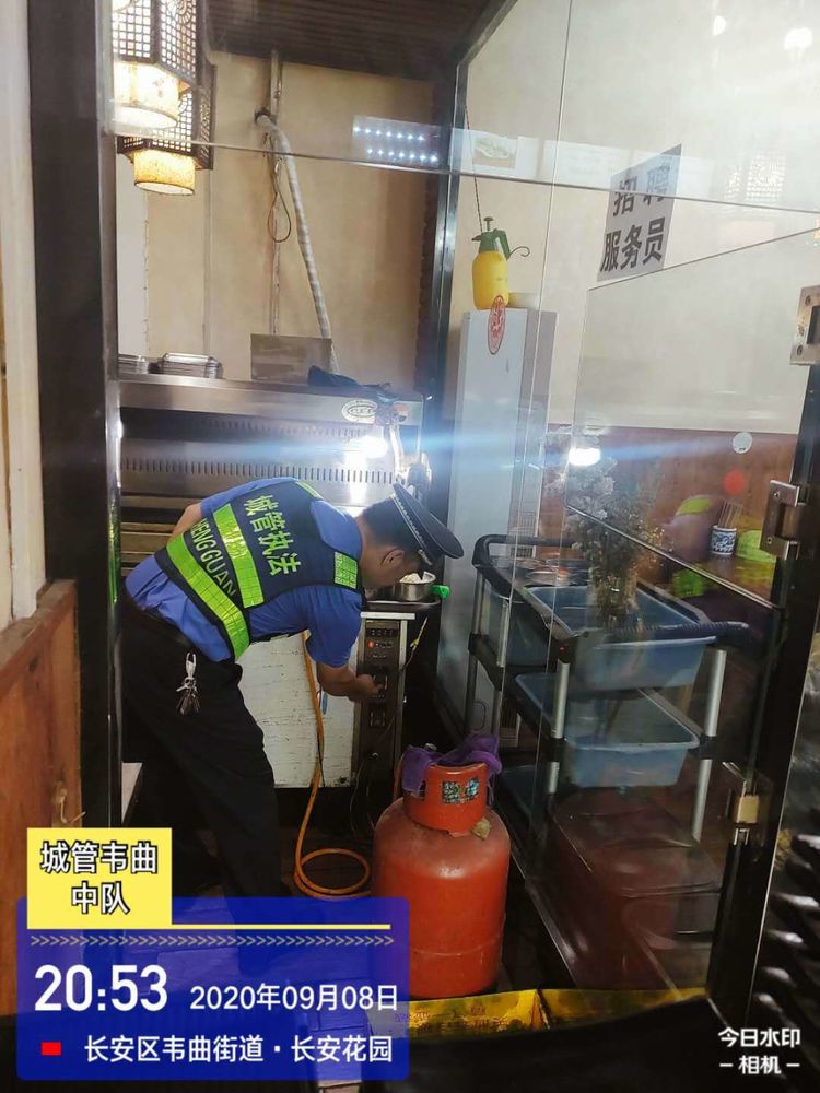 长安城管执法韦曲中队开展辖区13条街16家餐饮单位日常检查