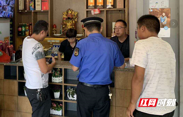 黑石铺街道开展为期一周餐饮油烟污染专项整治宣传