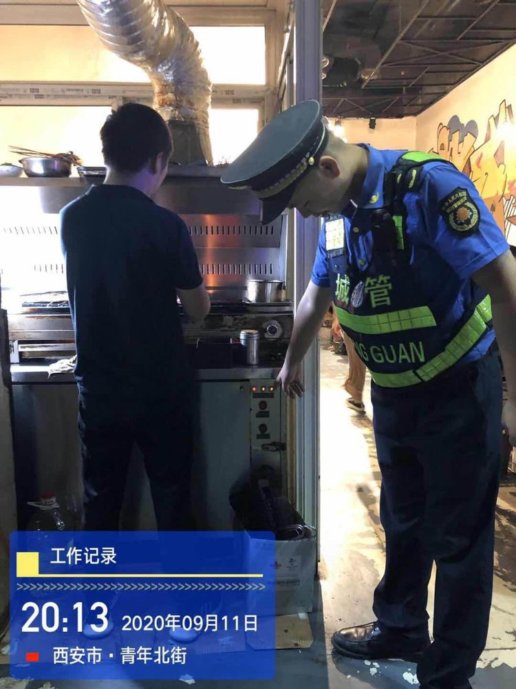 长安城管执法韦曲中队开展辖区13条街15家餐饮单位日常检查