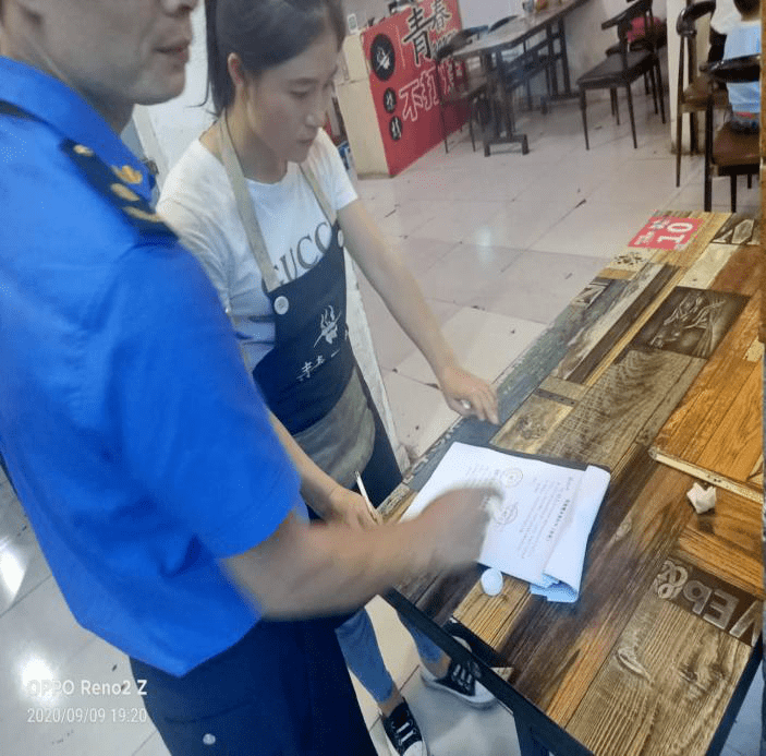 德昌县城市管理执法大队开展开展整治夜市烧烤油烟专项行动