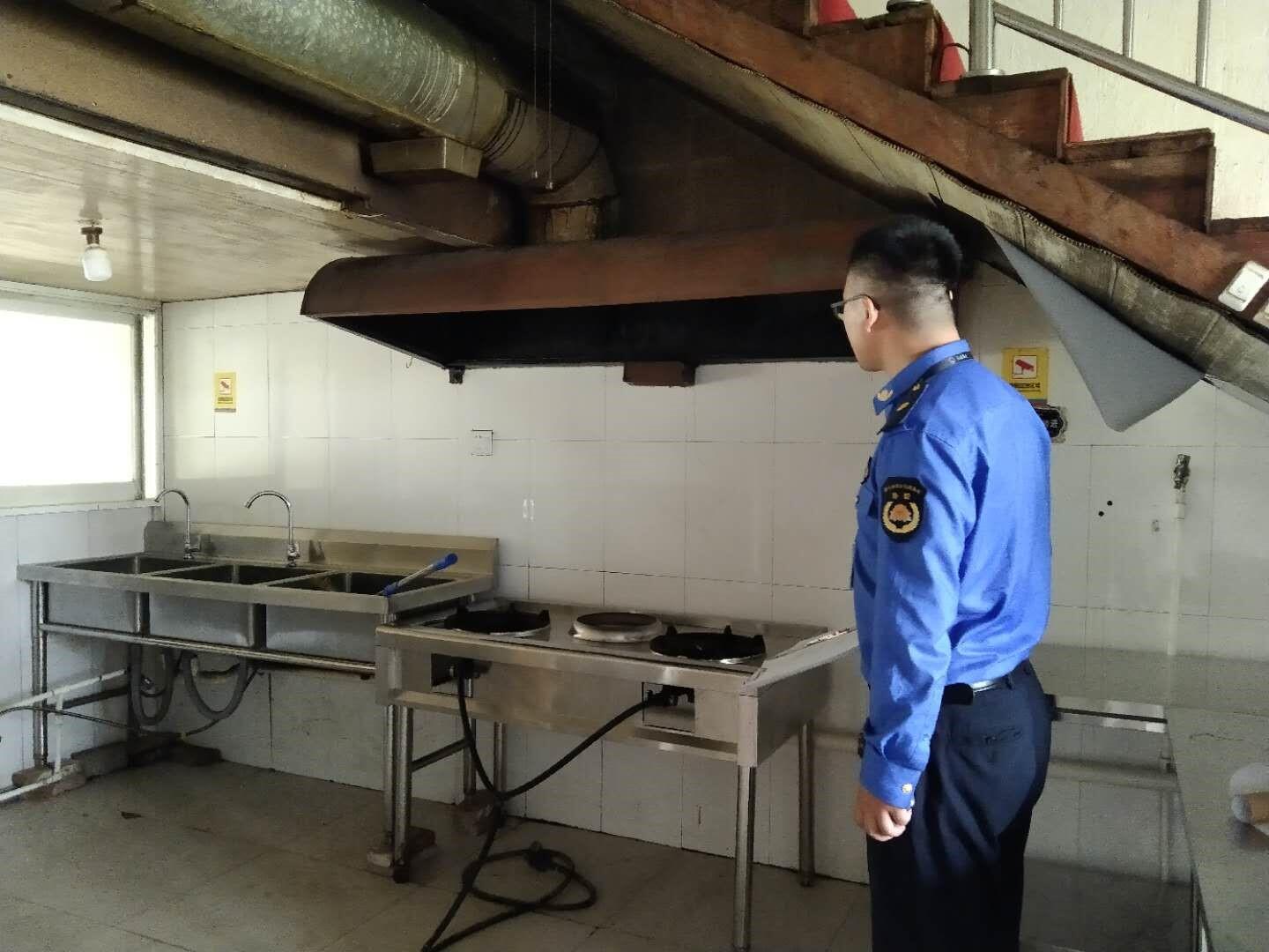 洲泉镇开展餐饮油烟整治“回头看”行动