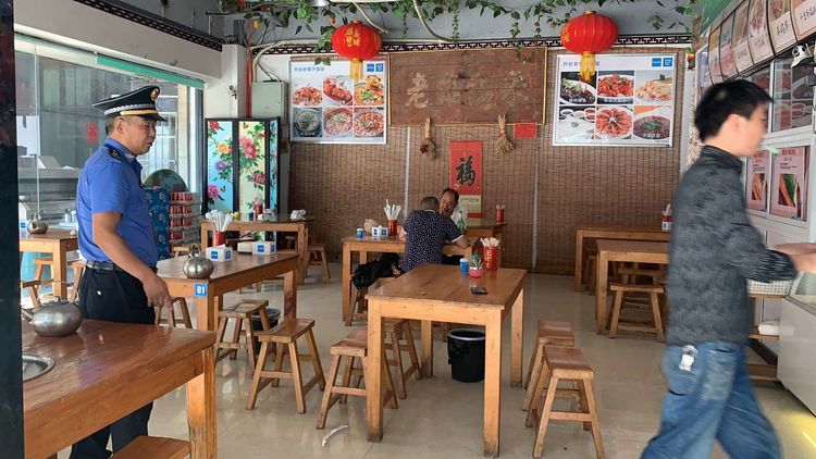 龙亭区城管局开展餐饮行业油烟污染宣传、整治活动