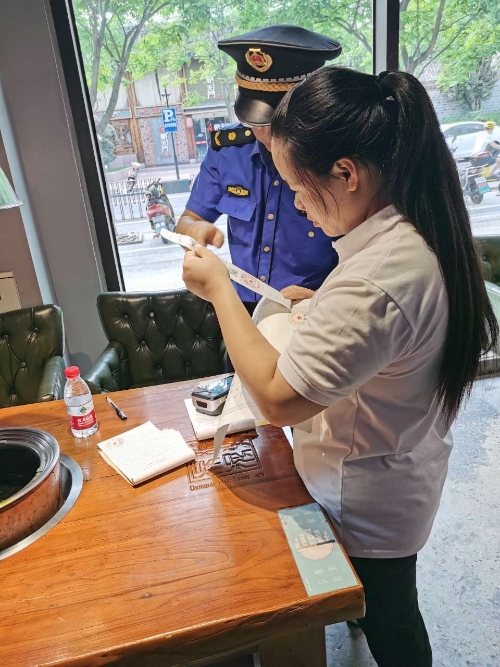南门中队多举措开展餐饮油烟整治