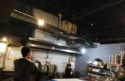 巴南区开展居民住宅小区餐饮业油烟达标排放监管执法专项行动