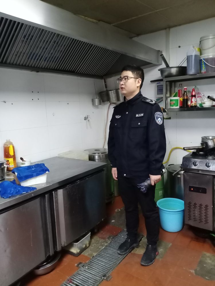 南院门街道专职网格员开展辖区餐饮单位和工地夜查