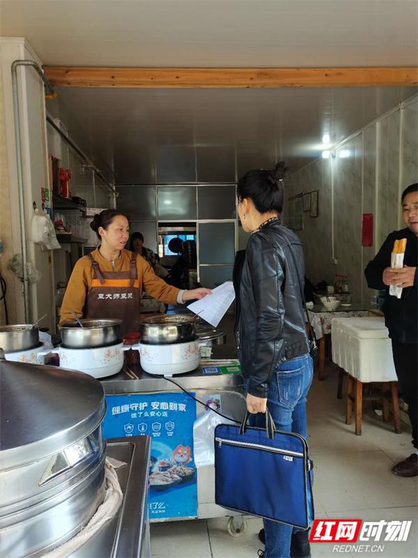 鲤鱼桥社区开展餐饮业油烟专项整治宣传活动