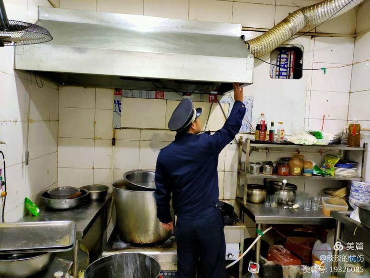 长安城管执法直属三中队开展辖区12家餐饮单位日常检查