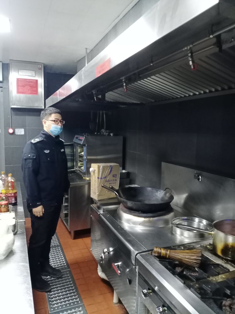 南院门街办开展辖区餐饮店油烟净化设备安装和使用检查