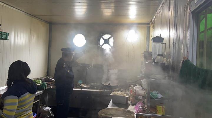 莲湖街道办事处执法中队开展餐饮油烟污染专项治理行动