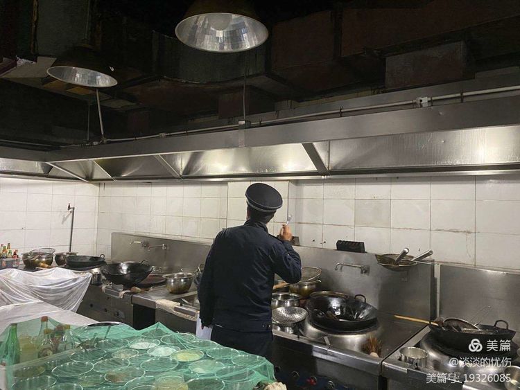 长安城管执法直属三中队开展辖区13家餐饮单位日常检查