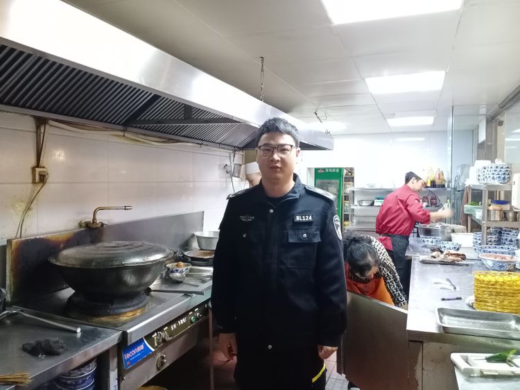 南院门街道网格员开展辖区餐饮单位和工地夜查