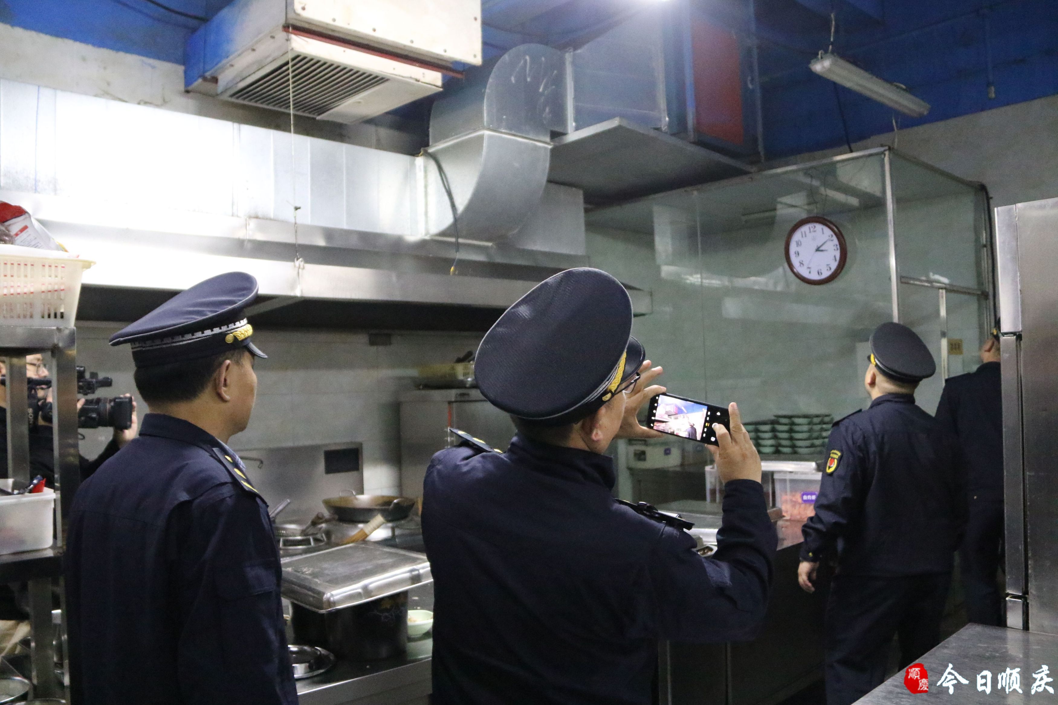 顺庆区综合行政执法局开展餐饮业油烟专项整治