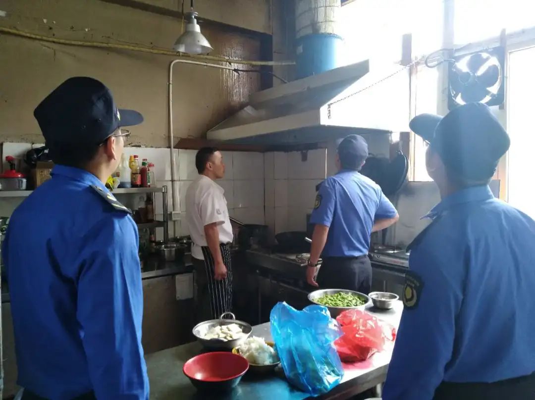 江阴城管加强餐饮油烟治理工作