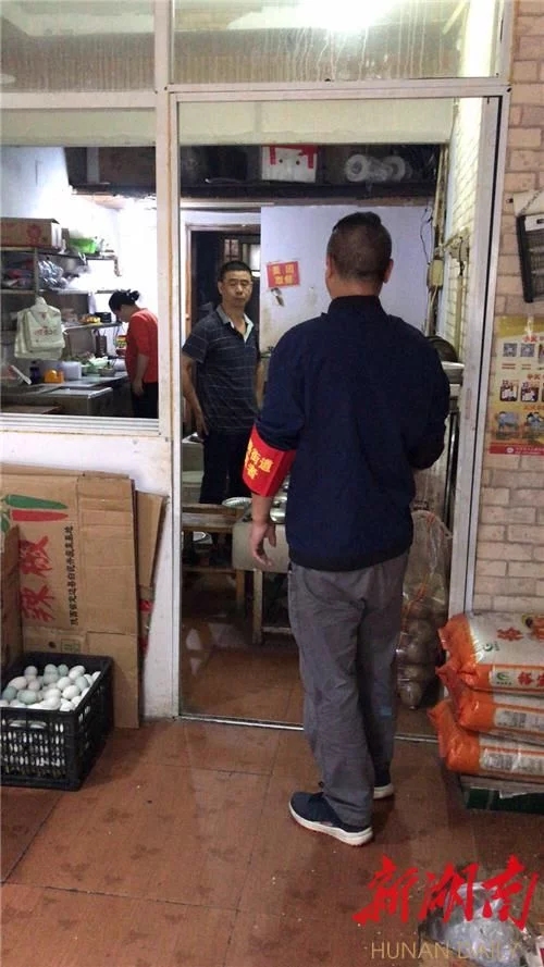 南大桥社区开展餐饮门店油烟排放情况地毯式摸排工作