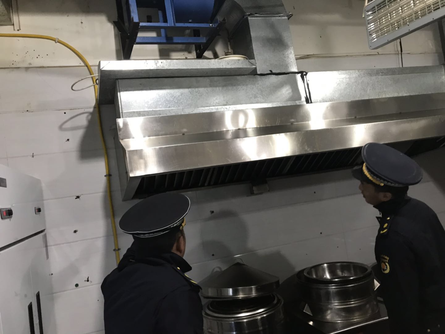 童家桥街道开展餐饮单位油烟巡查