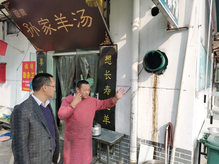 古城街道检查餐饮单位油烟净化设施使用及维护情况