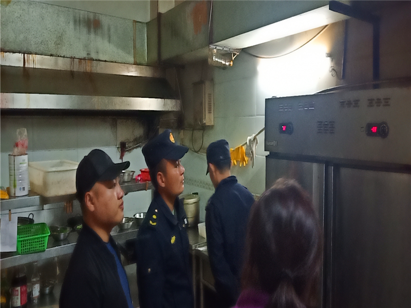 沱江镇开展餐馆油烟专项整治行动