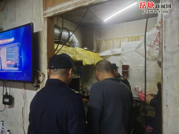 禾花塘社区开展餐饮油烟污染整治行动