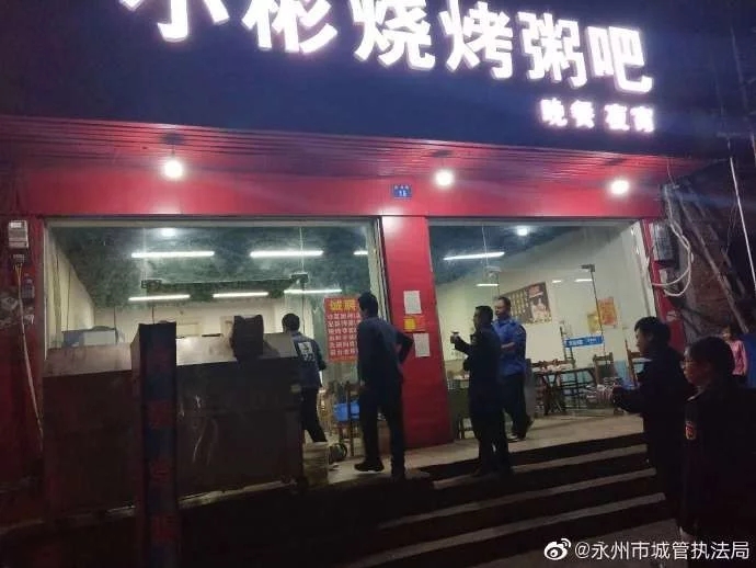宁远县舜陵城管中队规范油烟烧烤经营
