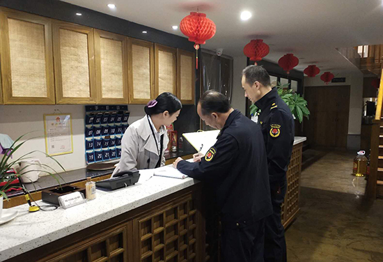 洪江市城市管理和综合执法局开展餐饮油烟专项整治行动