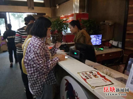 向阳社区开展辖区餐饮店铺油烟专项整治活动