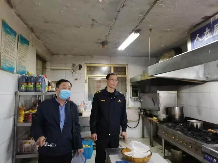 建新办事处开展辖区各大烧烤餐饮单位夜间检查工作