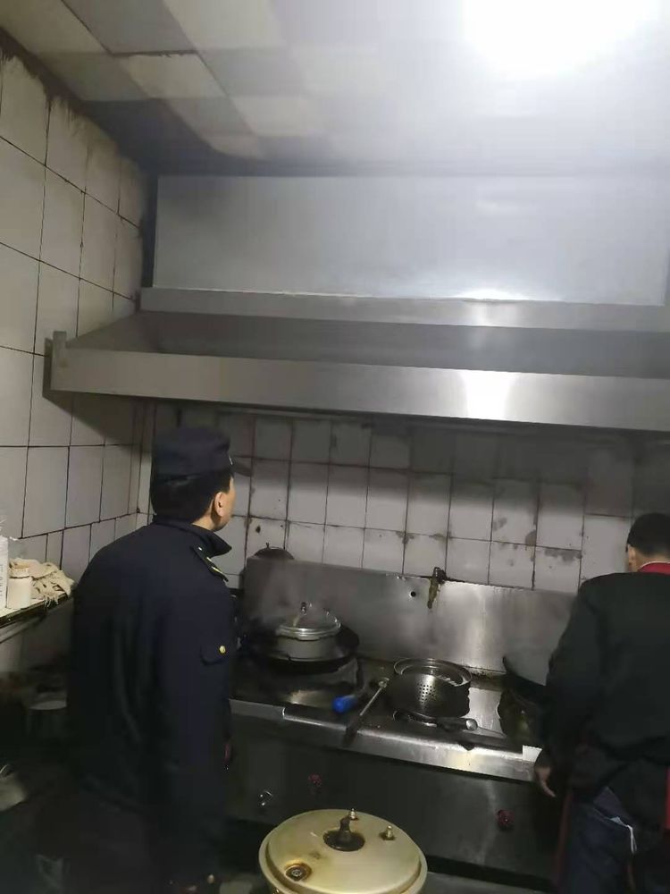 长安城管执法郭杜中队开展2条街道4家餐饮单位进行日常检