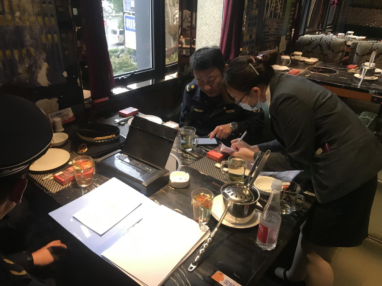 金盆岭街道开展餐饮油烟专项整治行动