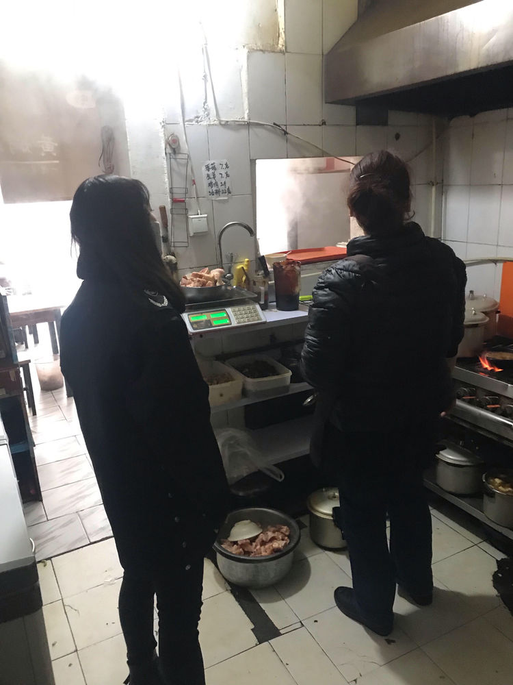 长安路街办检查辖区朱雀东坊西侧餐饮店油烟治理情况