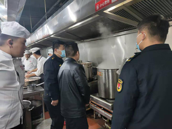 石佛办事处开展餐饮油烟排放整治行动