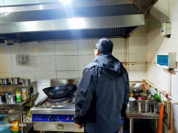 明珠社区工作人员开展辖区内c餐饮门店排查