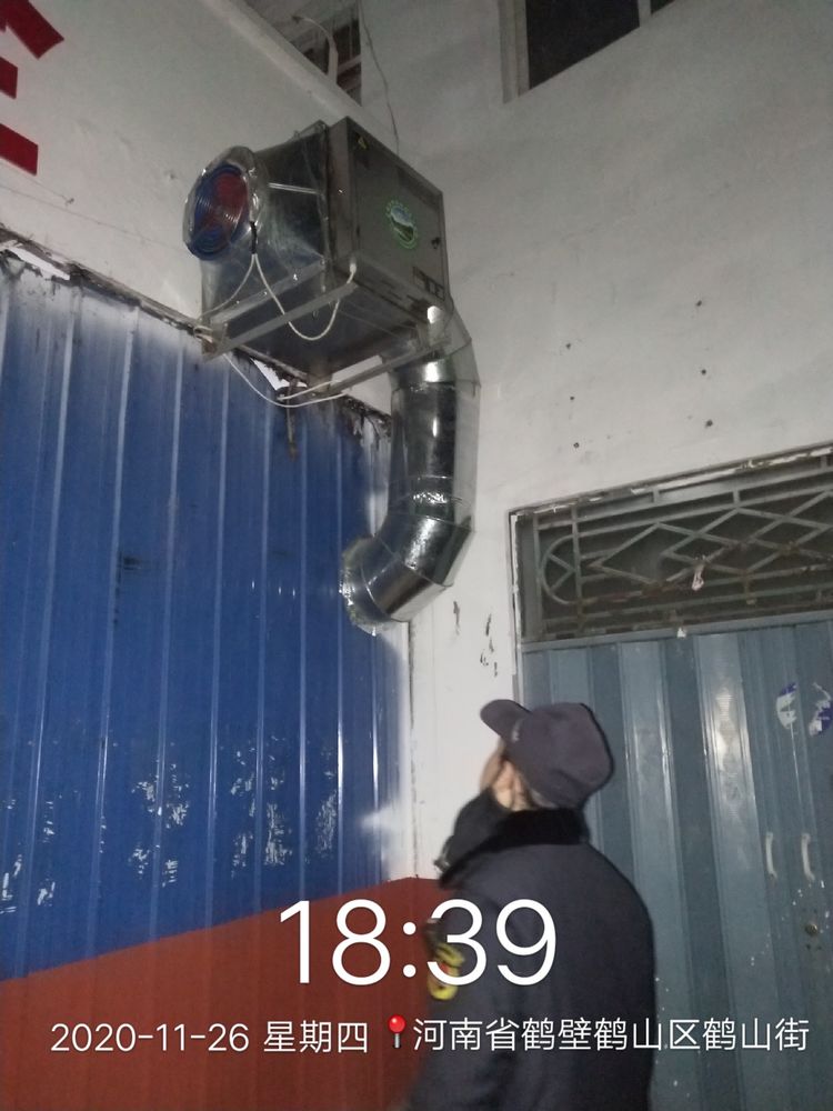 鹤山区综合执法大队开展辖区内餐饮店油烟净化器检查