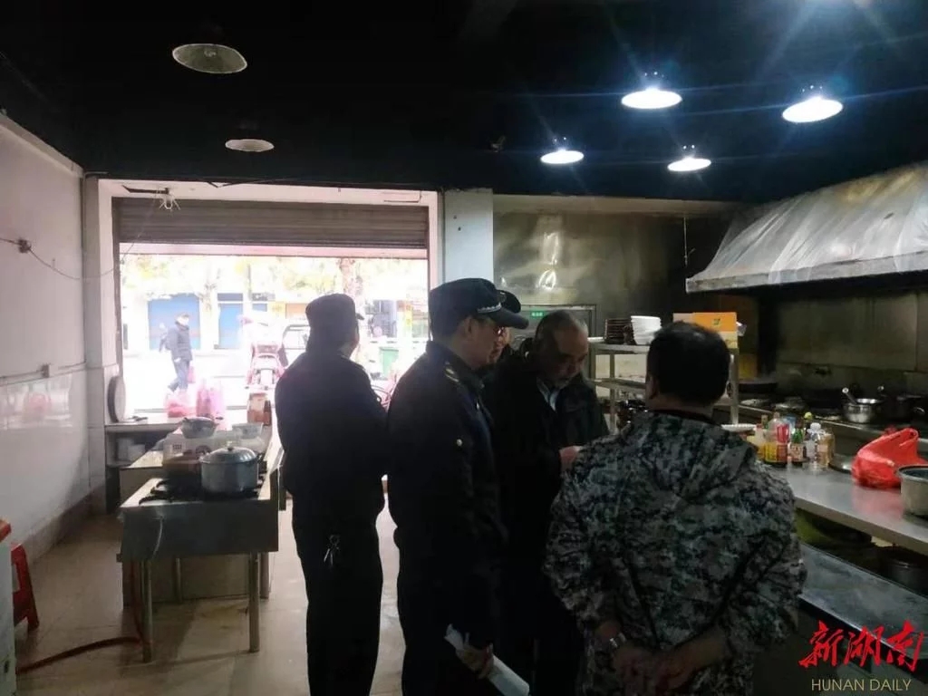石鼓区城管局副局长带队巡查辖区内各餐饮门店油烟净化装置