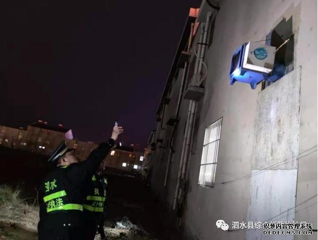 开展餐饮油烟污染突击夜查行动