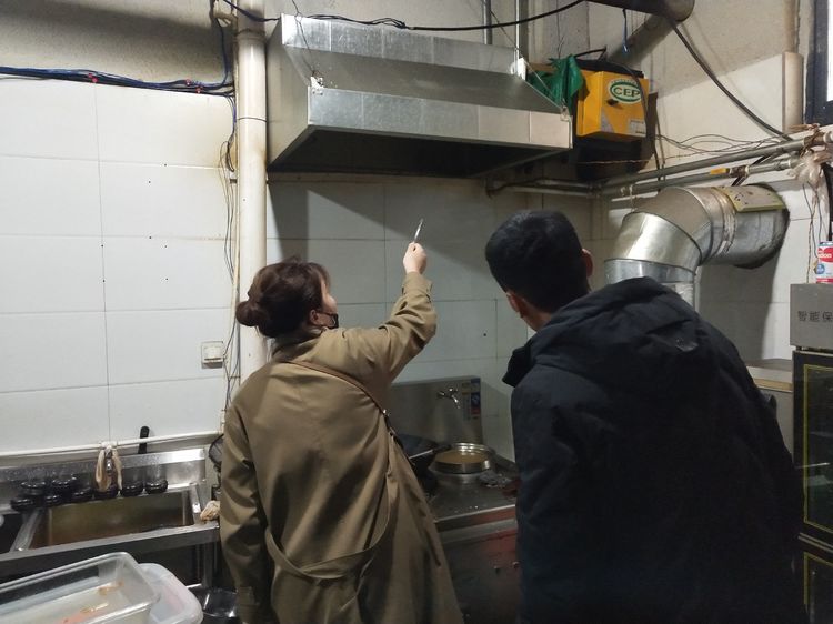 湖畔社区开展餐饮业油烟污染摸排宣传工作