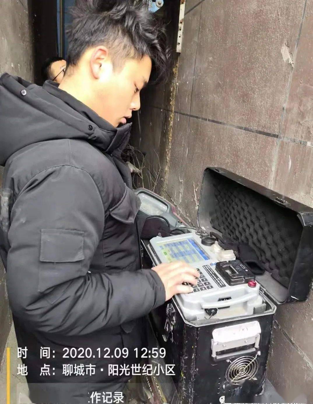 莘县行政执法局聘请专业人员开展餐饮油烟单位油烟排放现场检测
