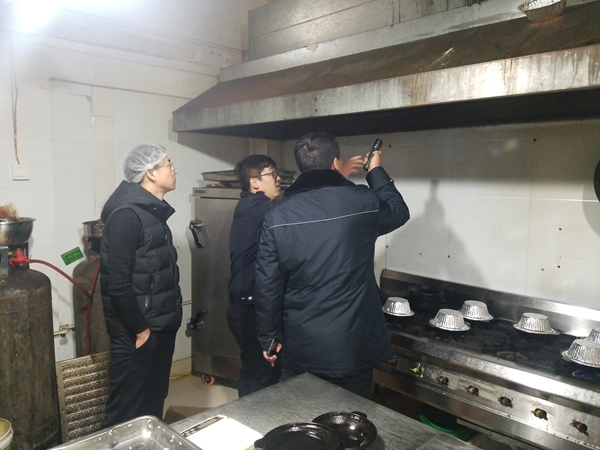 郑州高新区梧桐办事处开展油烟净化检查
