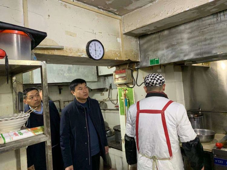 红旗区岳永鹏副区长带队督导国控站点周边餐饮油烟治理工作