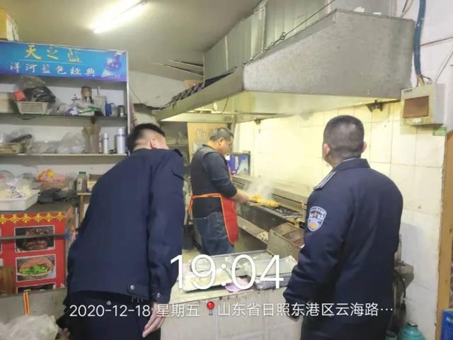 东港区综合行政执法局开展餐饮油烟污染夜查“亮剑”行动